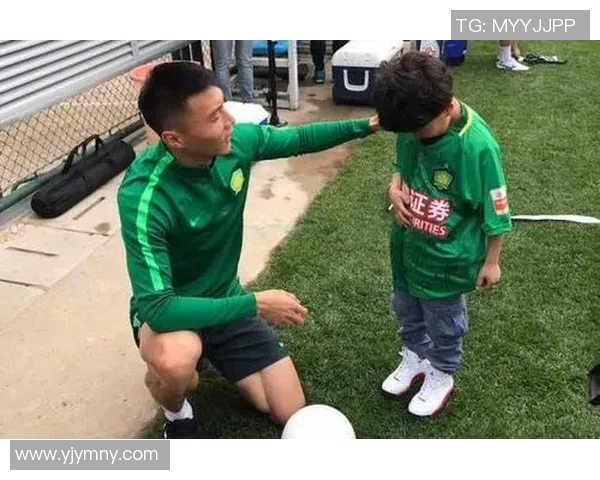 小孩感动足球球星送上亲手制作礼物球星暖心回应视频温馨瞬间